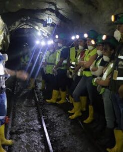 Estudiantes del Azuay conocieron buenas prácticas de empresa minera ecuatoriana