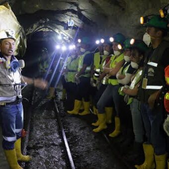 Estudiantes del Azuay conocieron buenas prácticas de empresa minera ecuatoriana