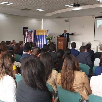 Experiencia colombiana en la eliminación de consultas populares fue debatida en Quito