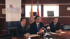 Esta mañana en rueda de prensa conjunta, Patricio Alarcón, presidente del Comité Empresarial Ecuatoriano (CEE) y de la Cámara de Comercio de Quito (CCQ); Santiago Yépez, presidente de la Cámara de Minería del Ecuador (CME); y Pablo Zambrano, presidente ejecutivo de la Cámara de Industrias y Producción (CIP), manifestaron su respaldo a la decisión judicial que suspende la Consulta Popular para la minería en el cantón Girón, emitida el 13 de marzo de 2019 por el juez Vicente Ribadeneira Narváez.Los representantes empresariales señalaron que la decisión del titular de la Unidad Judicial de Medidas de Protección y Desestimaciones debe ser acogida por el Consejo Nacional Electoral (CNE) en estricto cumplimiento del Estado de Derecho en el país pues se ha violentado el debido proceso y atenta contra los derechos de miles de familias que viven de la actividad minera responsable.Patricio Alarcón, presidente del CEE, destacó que las inversiones nacionales y extranjeras son fundamentales para la reactivación económica del país, la generación de empleo adecuado y el impulso a la competitividad. “La seguridad jurídica debe ser garantizada para propiciar la generación de nuevos negocios y el desarrollo de los existentes”, señaló. Por su parte, Santiago Yépez, presidente de la CME, explicó que hasta el año 2021, el Ecuador recibirá alrededor de USD 3.800 millones provenientes de inversiones en el sector minero, alrededor de USD 3.200 millones en exportaciones y generará unos USD 1.300 millones en impuestos para el Estado. Expresó su preocupación de que determinados sectores propicien una ruptura del Estado de Derecho y pongan en riesgo la generación de más de 32.000 puestos de empleo directos e indirectos provenientes de la minería industrial. Rechazó cualquier intento de irrespetar la decisión judicial e hizo un llamado a las autoridades a precautelar la seguridad jurídica. “Esperamos que los jueces de la Corte Constitucional, no permitan que se afecten los derechos constitucionales, esto sentará un precedente importante para las nuevas inversiones mineras en el país”, enfatizó Yépez.Los gremios empresariales expresaron su respaldo a la aplicación de las medidas cautelares que suspendieron la Consulta Popular que se pretendía llevar adelante el 24 de marzo en el cantón Girón en Azuay. Pablo Zambrano, presidente de la CIP, alertó que incumplir una medida judicial violentaría el debido proceso y atentaría contra los derechos de las comunidades que se benefician de la actividad minera. Agregó que el Proyecto Loma Larga de la empresa canadiense INV Metals constituye uno de los proyectos mineros estratégicos de Ecuador, que ha invertido más de USD 50 millones y proyecta entregar al Fisco 554 millones en impuestos,incluidas regalías,impuesto a la renta, IVA, entre otros durante la vida del proyecto. Además, prevé generar 1.000 empleos en etapa de construcción y 450 empleos directos durante la operación de la mina.