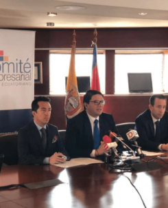 Esta mañana en rueda de prensa conjunta, Patricio Alarcón, presidente del Comité Empresarial Ecuatoriano (CEE) y de la Cámara de Comercio de Quito (CCQ); Santiago Yépez, presidente de la Cámara de Minería del Ecuador (CME); y Pablo Zambrano, presidente ejecutivo de la Cámara de Industrias y Producción (CIP), manifestaron su respaldo a la decisión judicial que suspende la Consulta Popular para la minería en el cantón Girón, emitida el 13 de marzo de 2019 por el juez Vicente Ribadeneira Narváez.Los representantes empresariales señalaron que la decisión del titular de la Unidad Judicial de Medidas de Protección y Desestimaciones debe ser acogida por el Consejo Nacional Electoral (CNE) en estricto cumplimiento del Estado de Derecho en el país pues se ha violentado el debido proceso y atenta contra los derechos de miles de familias que viven de la actividad minera responsable.Patricio Alarcón, presidente del CEE, destacó que las inversiones nacionales y extranjeras son fundamentales para la reactivación económica del país, la generación de empleo adecuado y el impulso a la competitividad. “La seguridad jurídica debe ser garantizada para propiciar la generación de nuevos negocios y el desarrollo de los existentes”, señaló. Por su parte, Santiago Yépez, presidente de la CME, explicó que hasta el año 2021, el Ecuador recibirá alrededor de USD 3.800 millones provenientes de inversiones en el sector minero, alrededor de USD 3.200 millones en exportaciones y generará unos USD 1.300 millones en impuestos para el Estado. Expresó su preocupación de que determinados sectores propicien una ruptura del Estado de Derecho y pongan en riesgo la generación de más de 32.000 puestos de empleo directos e indirectos provenientes de la minería industrial. Rechazó cualquier intento de irrespetar la decisión judicial e hizo un llamado a las autoridades a precautelar la seguridad jurídica. “Esperamos que los jueces de la Corte Constitucional, no permitan que se afecten los derechos constitucionales, esto sentará un precedente importante para las nuevas inversiones mineras en el país”, enfatizó Yépez.Los gremios empresariales expresaron su respaldo a la aplicación de las medidas cautelares que suspendieron la Consulta Popular que se pretendía llevar adelante el 24 de marzo en el cantón Girón en Azuay. Pablo Zambrano, presidente de la CIP, alertó que incumplir una medida judicial violentaría el debido proceso y atentaría contra los derechos de las comunidades que se benefician de la actividad minera. Agregó que el Proyecto Loma Larga de la empresa canadiense INV Metals constituye uno de los proyectos mineros estratégicos de Ecuador, que ha invertido más de USD 50 millones y proyecta entregar al Fisco 554 millones en impuestos,incluidas regalías,impuesto a la renta, IVA, entre otros durante la vida del proyecto. Además, prevé generar 1.000 empleos en etapa de construcción y 450 empleos directos durante la operación de la mina.