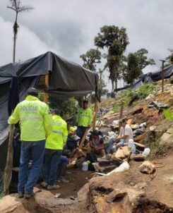 Los mineros ilegales huyen de Ponce Enríquez