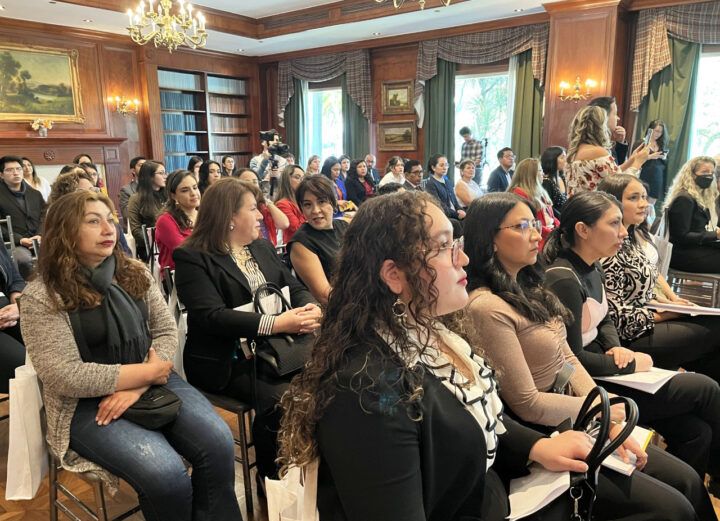 becas estudiantes minería mujeres ecuador