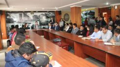 En el marco de la política de diálogo transparente y directo implementado por el Gobierno Nacional, la ministra de minería (e), Rebeca Illescas cumplió hoy una intensa agenda en la provincia del Azuay, donde aclaró la situación actual del proyecto minero Río Blanco ubicado en la parroquia Molleturo. En la mañana se reunió con el Prefecto del Azuay, Paúl Carrasco, con quien abordó los procesos de socialización implementados en los proyectos mineros, Loma Larga y Río Blanco, ubicados en esa provincia. Más tarde junto al Gobernador Xavier Enderica, la Secretaria de Estado diálogo con dirigentes y líderes de las comunidades de las zonas de influencia del proyecto Río Blanco. Aquí recibió el apoyo de las comunidades para el desarrollo de una minería responsable, que contribuye al desarrollo económico y social de la zona. Como parte de su agenda, la ministra Illescas mantuvo un encuentro con representantes de la empresa Junefield – Ecuagoldmining S.A., operadora del proyecto Río Blanco donde se revisaron las políticas y protocolos de seguridad y salud ocupacional implementados. Al momento el proyecto minero no ha podido reanudar sus operaciones, en tanto, se realizan las gestiones necesarias para solventar las necesidades de seguridad interna y externa, tras los hechos violentos registrados el pasado 08 de mayo y que provocaron daños a su infraestructura. La situación actual de los proyectos mineros en la provincia y en particular en el proyecto Río Blanco, también fueron abordados con autoridades, docentes, líderes estudiantiles y estudiantes de la Universidad del Azuay con quienes afianzó el trabajo articulado entre la academia, el Estado y la comunidad para desarrollar una minería bien hecha y responsable. En este marco, los representantes del Comité Escuela de Ingeniería en Minas y de la Society for Mining Metallurgy & Exploration Inc. (SME) Universidad del Azuay Student Chapter entregaron a la ministra Rebeca Illescas, una carta abierta en la que manifiestan su repudio enérgico a los actos de violencia que ponen en riesgo la integridad de la comunidad minera, sectores aledaños al proyecto Río Blanco y personal de la empresa minera. En la tarde, la ministra compartirá en un taller de trabajo con los representantes de las Cámaras de Industria, Minería, Comercio y Producción del Azuay para analizar la situación de la minería en la provincia, posición que también será expuesta a varios concejales del cantón Cuenca y al Alcalde, Marcelo Cabrera. El ministerio de Minería ratifica su trabajo por el desarrollo de una minería responsable y bien hecha en el país. DCS/Ministerio Minería