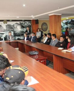 En el marco de la política de diálogo transparente y directo implementado por el Gobierno Nacional, la ministra de minería (e), Rebeca Illescas cumplió hoy una intensa agenda en la provincia del Azuay, donde aclaró la situación actual del proyecto minero Río Blanco ubicado en la parroquia Molleturo. En la mañana se reunió con el Prefecto del Azuay, Paúl Carrasco, con quien abordó los procesos de socialización implementados en los proyectos mineros, Loma Larga y Río Blanco, ubicados en esa provincia. Más tarde junto al Gobernador Xavier Enderica, la Secretaria de Estado diálogo con dirigentes y líderes de las comunidades de las zonas de influencia del proyecto Río Blanco. Aquí recibió el apoyo de las comunidades para el desarrollo de una minería responsable, que contribuye al desarrollo económico y social de la zona. Como parte de su agenda, la ministra Illescas mantuvo un encuentro con representantes de la empresa Junefield – Ecuagoldmining S.A., operadora del proyecto Río Blanco donde se revisaron las políticas y protocolos de seguridad y salud ocupacional implementados. Al momento el proyecto minero no ha podido reanudar sus operaciones, en tanto, se realizan las gestiones necesarias para solventar las necesidades de seguridad interna y externa, tras los hechos violentos registrados el pasado 08 de mayo y que provocaron daños a su infraestructura. La situación actual de los proyectos mineros en la provincia y en particular en el proyecto Río Blanco, también fueron abordados con autoridades, docentes, líderes estudiantiles y estudiantes de la Universidad del Azuay con quienes afianzó el trabajo articulado entre la academia, el Estado y la comunidad para desarrollar una minería bien hecha y responsable. En este marco, los representantes del Comité Escuela de Ingeniería en Minas y de la Society for Mining Metallurgy & Exploration Inc. (SME) Universidad del Azuay Student Chapter entregaron a la ministra Rebeca Illescas, una carta abierta en la que manifiestan su repudio enérgico a los actos de violencia que ponen en riesgo la integridad de la comunidad minera, sectores aledaños al proyecto Río Blanco y personal de la empresa minera. En la tarde, la ministra compartirá en un taller de trabajo con los representantes de las Cámaras de Industria, Minería, Comercio y Producción del Azuay para analizar la situación de la minería en la provincia, posición que también será expuesta a varios concejales del cantón Cuenca y al Alcalde, Marcelo Cabrera. El ministerio de Minería ratifica su trabajo por el desarrollo de una minería responsable y bien hecha en el país. DCS/Ministerio Minería