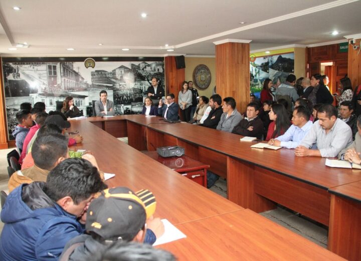 En el marco de la política de diálogo transparente y directo implementado por el Gobierno Nacional, la ministra de minería (e), Rebeca Illescas cumplió hoy una intensa agenda en la provincia del Azuay, donde aclaró la situación actual del proyecto minero Río Blanco ubicado en la parroquia Molleturo. En la mañana se reunió con el Prefecto del Azuay, Paúl Carrasco, con quien abordó los procesos de socialización implementados en los proyectos mineros, Loma Larga y Río Blanco, ubicados en esa provincia. Más tarde junto al Gobernador Xavier Enderica, la Secretaria de Estado diálogo con dirigentes y líderes de las comunidades de las zonas de influencia del proyecto Río Blanco. Aquí recibió el apoyo de las comunidades para el desarrollo de una minería responsable, que contribuye al desarrollo económico y social de la zona. Como parte de su agenda, la ministra Illescas mantuvo un encuentro con representantes de la empresa Junefield – Ecuagoldmining S.A., operadora del proyecto Río Blanco donde se revisaron las políticas y protocolos de seguridad y salud ocupacional implementados. Al momento el proyecto minero no ha podido reanudar sus operaciones, en tanto, se realizan las gestiones necesarias para solventar las necesidades de seguridad interna y externa, tras los hechos violentos registrados el pasado 08 de mayo y que provocaron daños a su infraestructura. La situación actual de los proyectos mineros en la provincia y en particular en el proyecto Río Blanco, también fueron abordados con autoridades, docentes, líderes estudiantiles y estudiantes de la Universidad del Azuay con quienes afianzó el trabajo articulado entre la academia, el Estado y la comunidad para desarrollar una minería bien hecha y responsable. En este marco, los representantes del Comité Escuela de Ingeniería en Minas y de la Society for Mining Metallurgy & Exploration Inc. (SME) Universidad del Azuay Student Chapter entregaron a la ministra Rebeca Illescas, una carta abierta en la que manifiestan su repudio enérgico a los actos de violencia que ponen en riesgo la integridad de la comunidad minera, sectores aledaños al proyecto Río Blanco y personal de la empresa minera. En la tarde, la ministra compartirá en un taller de trabajo con los representantes de las Cámaras de Industria, Minería, Comercio y Producción del Azuay para analizar la situación de la minería en la provincia, posición que también será expuesta a varios concejales del cantón Cuenca y al Alcalde, Marcelo Cabrera. El ministerio de Minería ratifica su trabajo por el desarrollo de una minería responsable y bien hecha en el país. DCS/Ministerio Minería